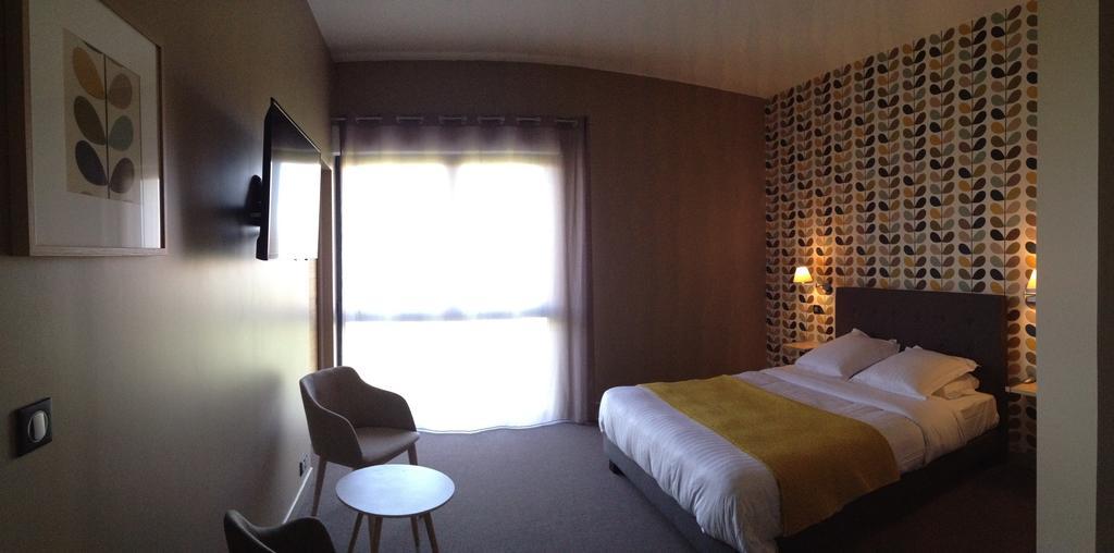 Dans Les Vignes Hotel Chamery Room photo